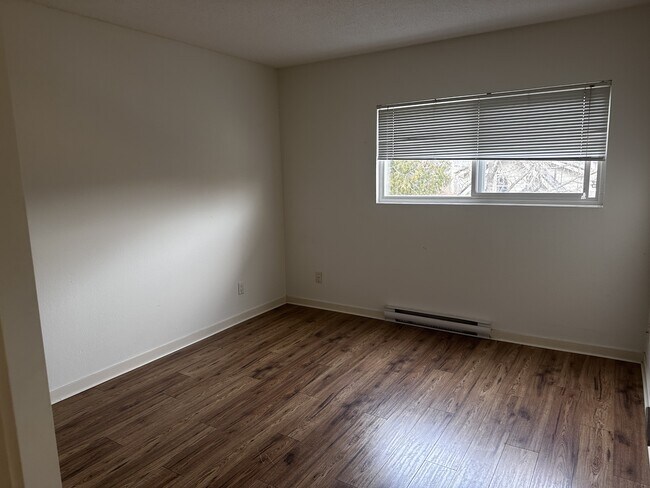 Building Photo - 1150 Queens Ave