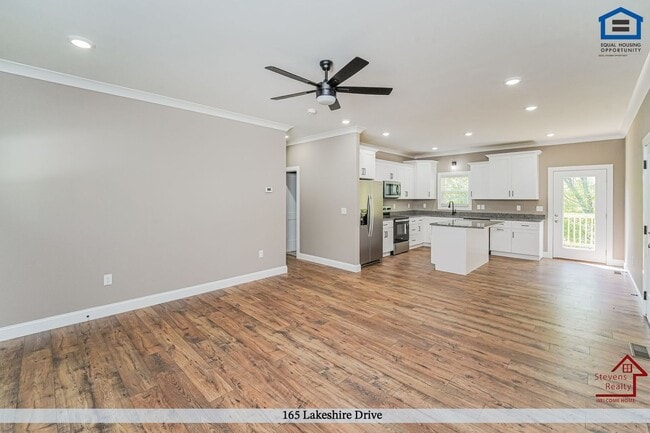 Building Photo - 165 Lakeshire Dr