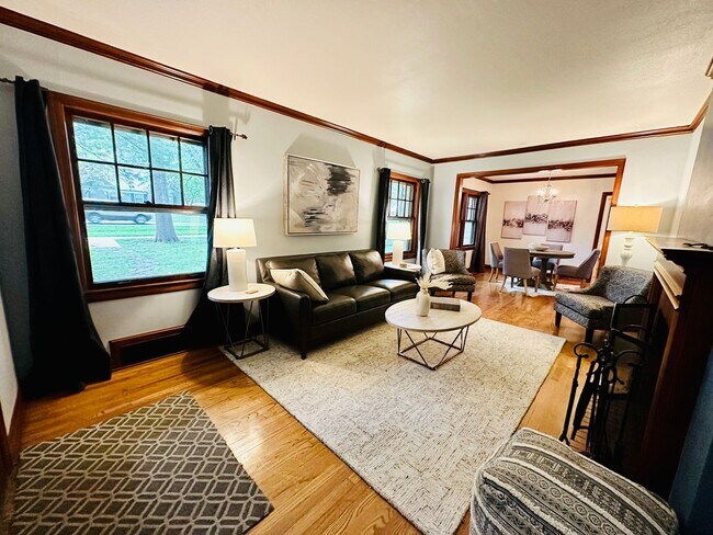 Building Photo - {8100} Picture Perfect Leawood Cottage + C...