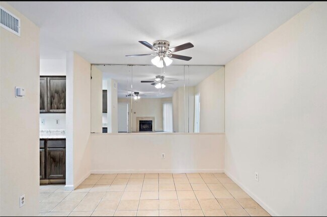 Building Photo - 9797 Leawood Blvd