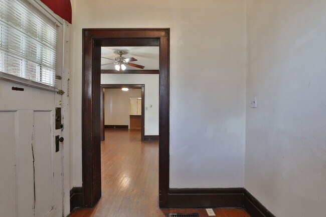 Foto del edificio - Central Campus - LARGE 4 Bedroom House with off-street parking