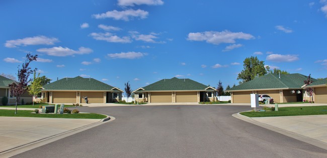 Foto del edificio - CEDAR SUMMIT ESTATES 55+ DUPLEXES