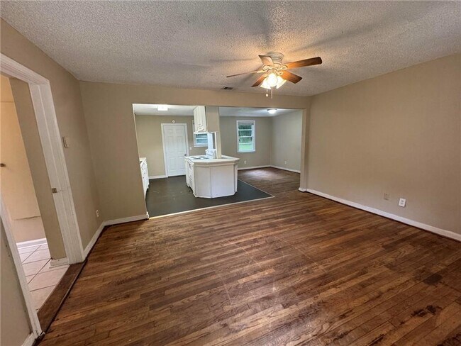 Foto del edificio - 4670 Rosewood Dr