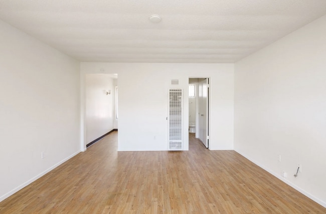 Building Photo - Studio6