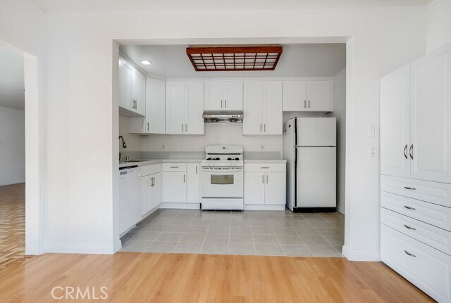 Foto del edificio - 3260 Military Ave