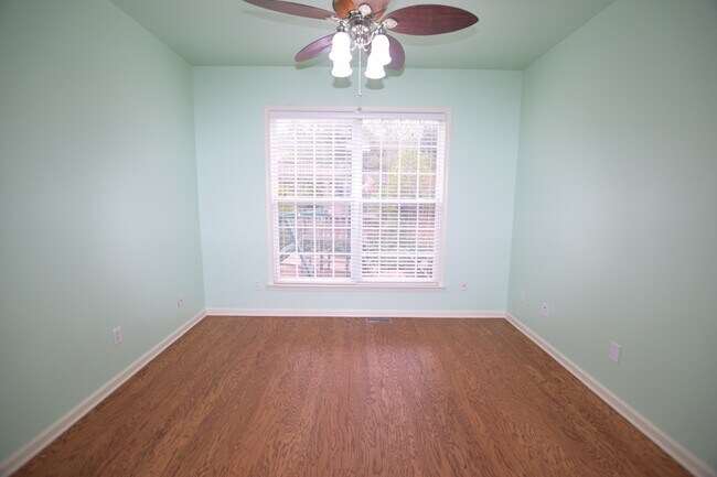 Building Photo - 1695 Montcliff Dr