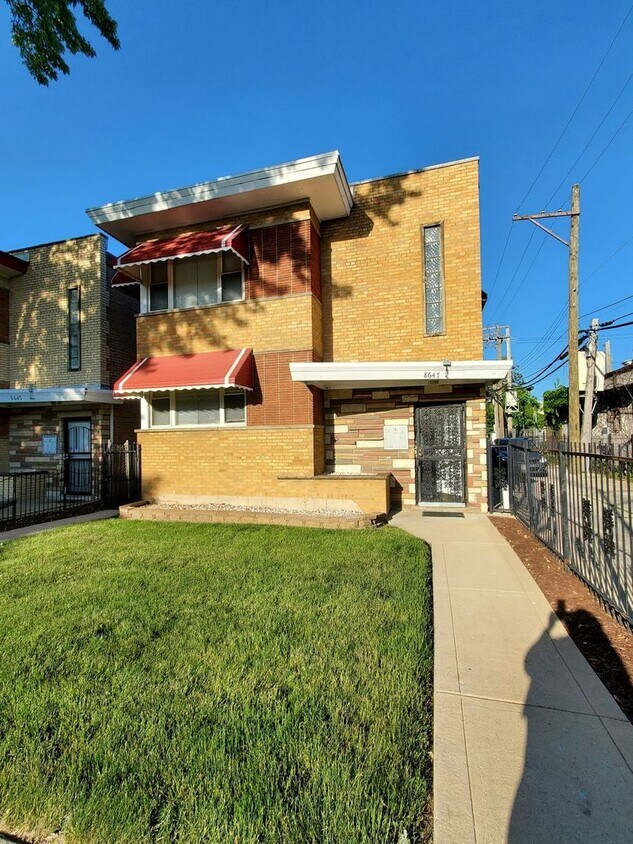 Foto principal - 8647 S Drexel Ave