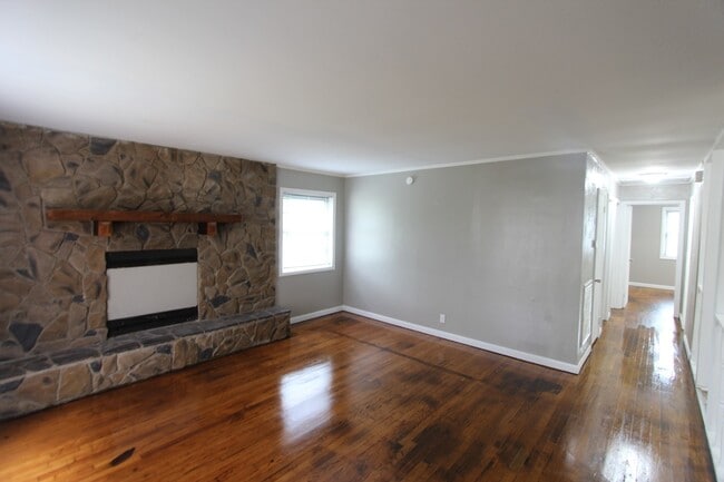 Building Photo - New On The Market!  3 Bedroom 1 Bath + Lar...