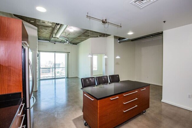 Foto del edificio - Stunning Modern 2Bdm 1Ba High-Rise Condo L...