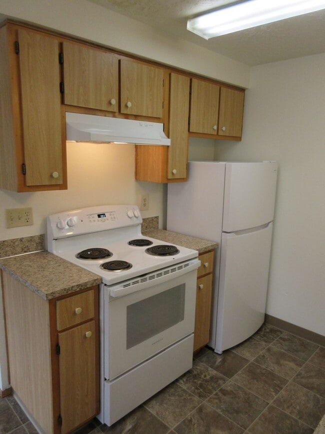 Building Photo - Quiet Downstairs Two Bedroom Apartment in ...
