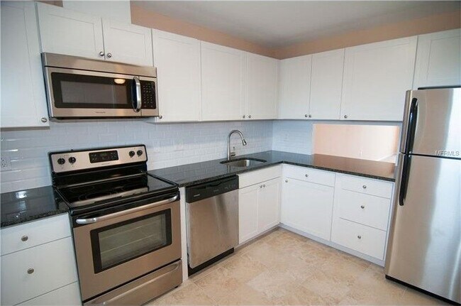 Kitchen - 7461 W Country Club Dr N