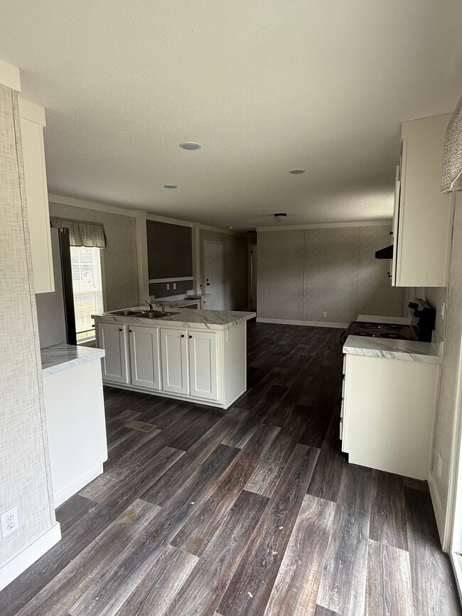 Building Photo - 463 Country Dr