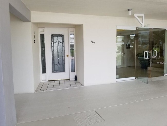 Foto del edificio - 100 Sands Point Rd