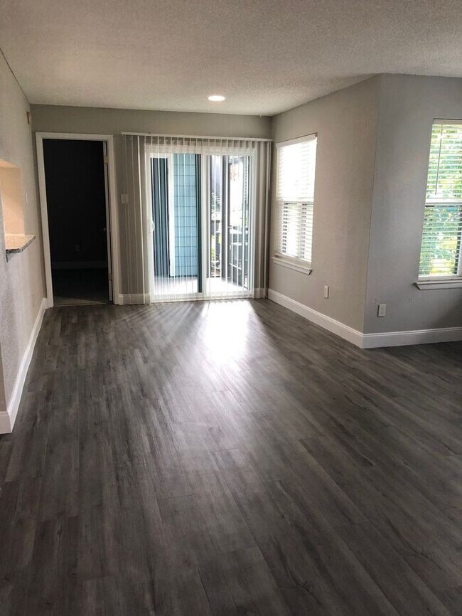 Foto del edificio - ** Move in Special HALF off your first months rent** LIKE NEW!!!! 2 Bedroom/2 Bath Condo!! Availa...