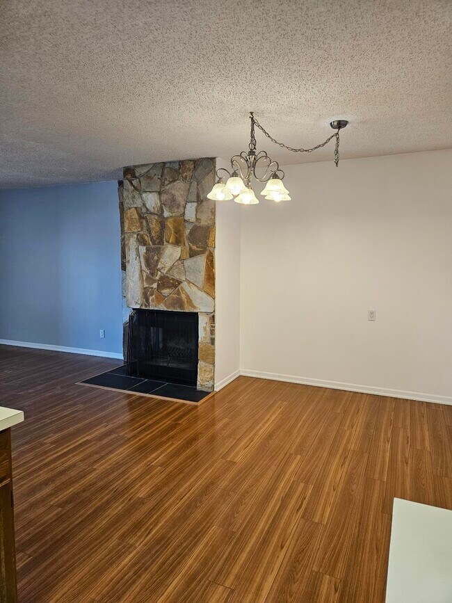 Photo du bâtiment - 3 Bed 1.5 Bath Unit in Edmonton, AB