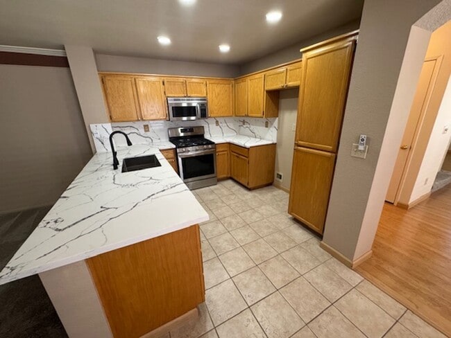 Building Photo - Gorgeous updated gated community unit!