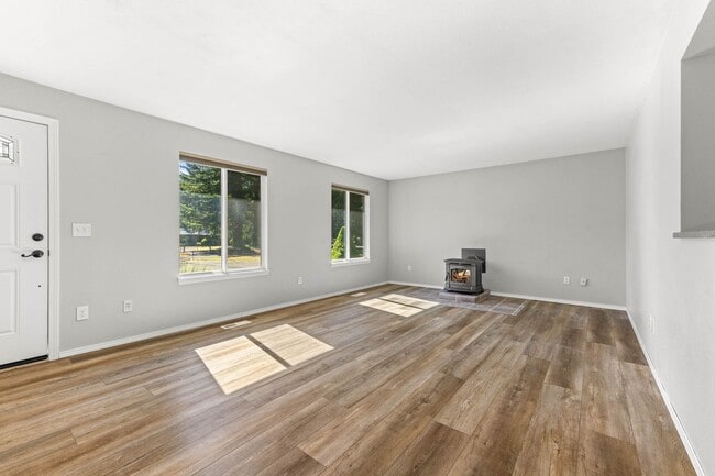 Foto del edificio - Rare Olympia Rental on Over 2 Acres of Flat, Usable Land!