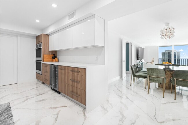 Foto del edificio - 777 Bayshore Dr