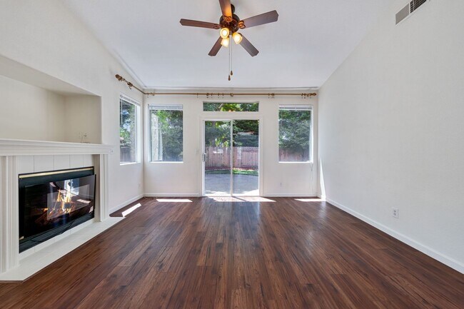 Foto del edificio - Charming 3-Bed Home in Prime Folsom Locati...