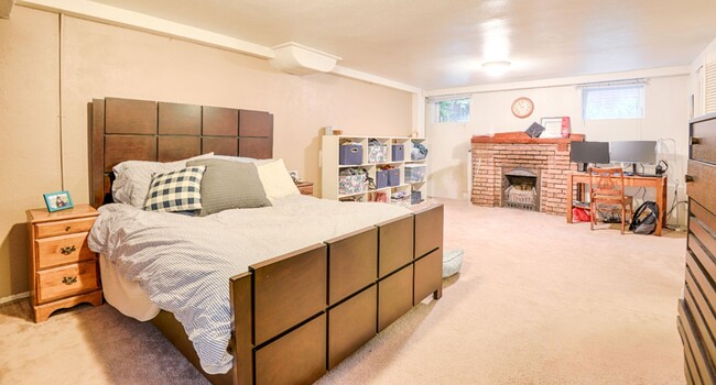 Building Photo - Downing