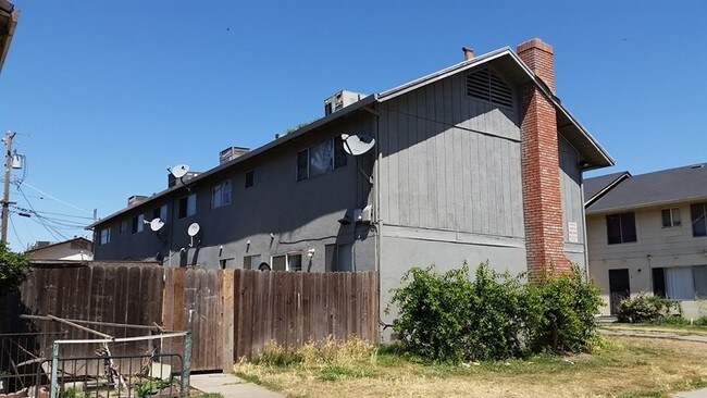 Building Photo - 8613 Santa Paula Way
