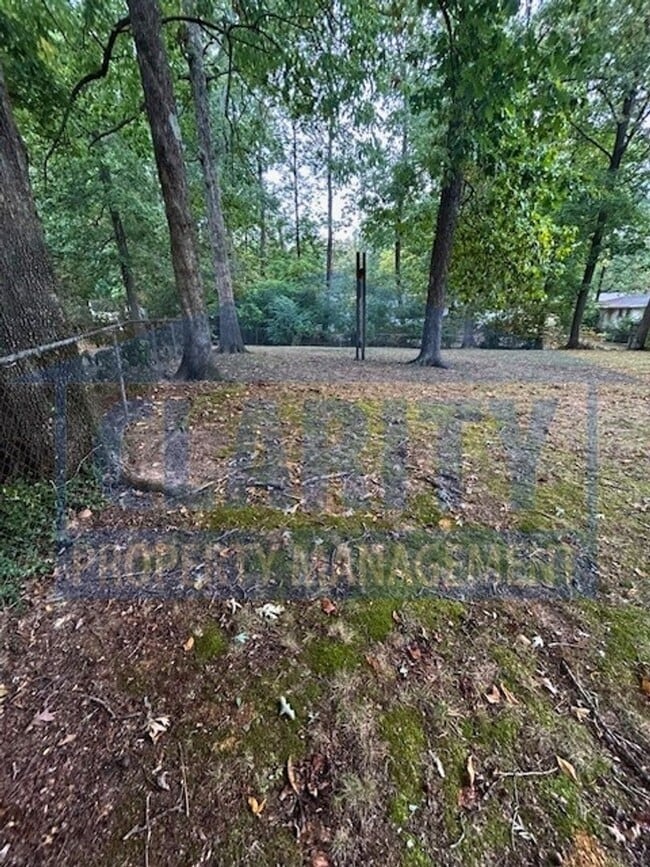 Building Photo - Centrally located, three bedroom home!