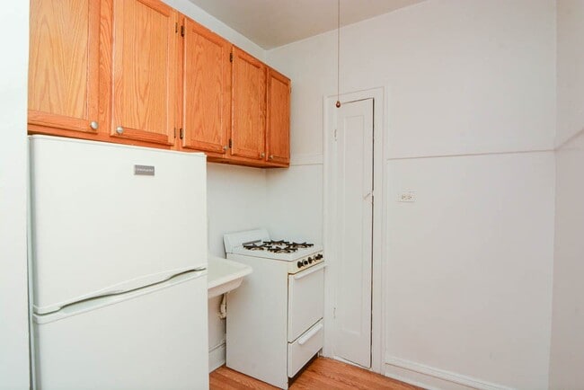 Building Photo - 2530 N Sawyer Ave