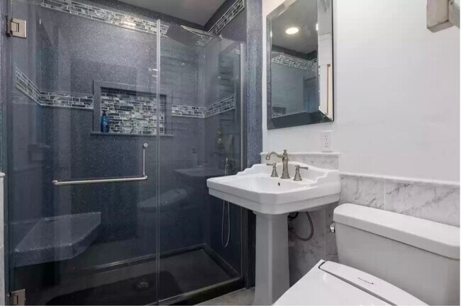 Foto del edificio - 1033 N Claremont Dr