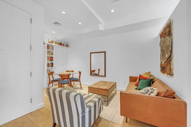 Building Photo - 140 Scholes St