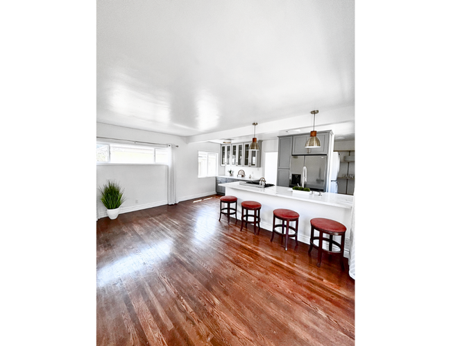 Foto del edificio - 1230 N Hollywood Way