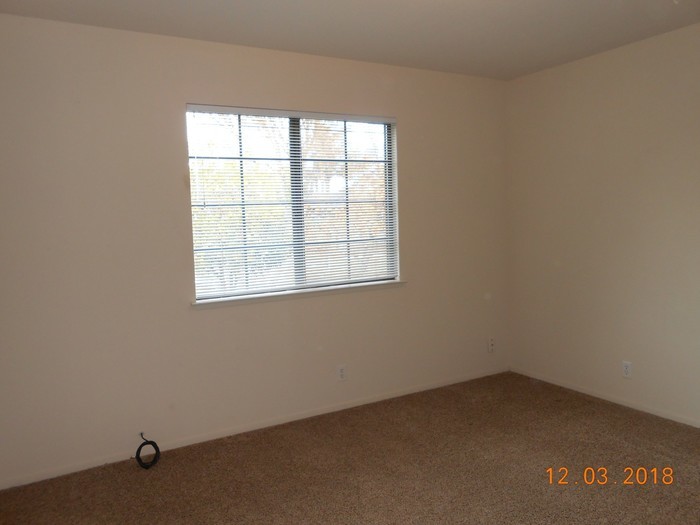Building Photo - 2 Bedroom in Hollister, CA
