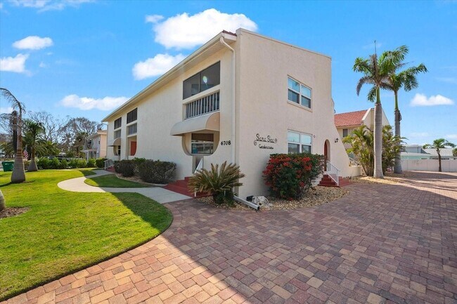 Foto del edificio - 6708 Sarasea Cir