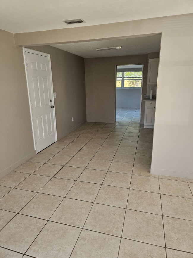 Foto del edificio - 4911 Lake Ridge Ln