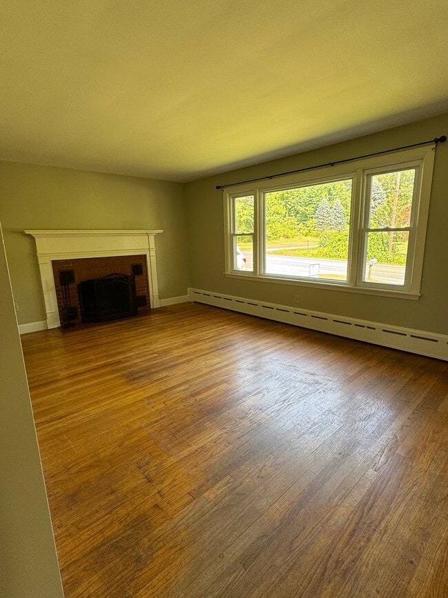 Building Photo - 2BR/1B House with Attached Garage for Rent!