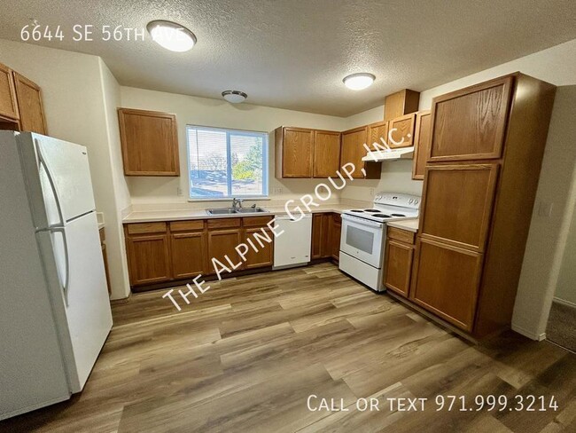 Building Photo - Remodeled unit, new flooring, fresh paint,...