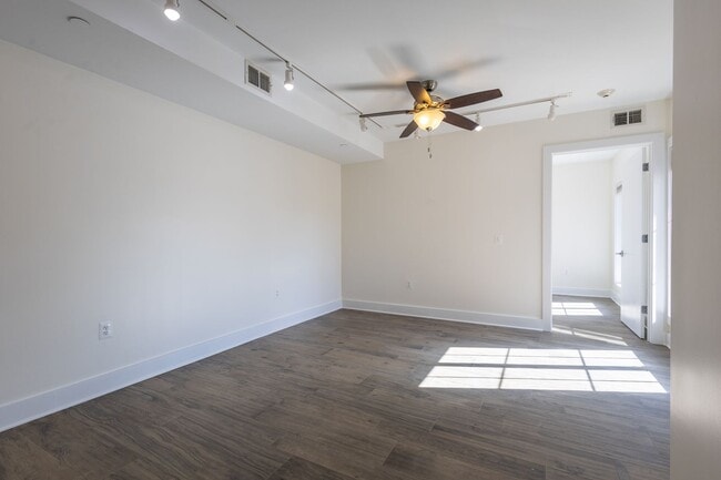 Foto del edificio - Bright 2 BR/1 BA Condo in Columbia Heights!