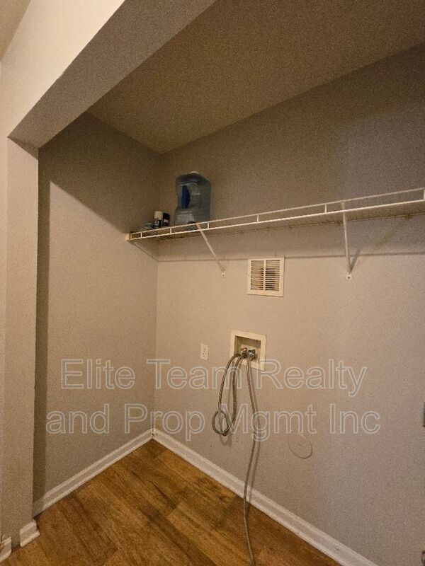 Foto del edificio - 5320 Peach Pl Ln