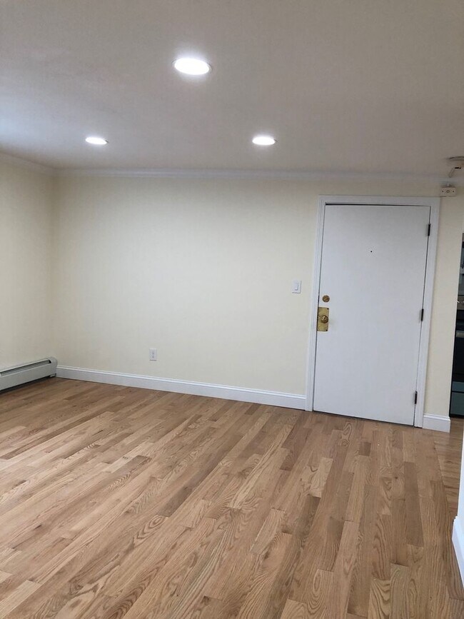 Foto del edificio - 2Br/1Bth apartment available June 1, 2026. Great location. Laundry in building!