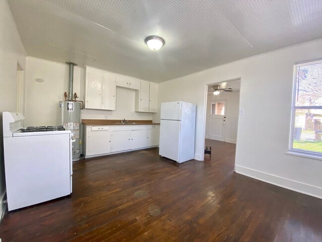 Building Photo - Ave G-5009