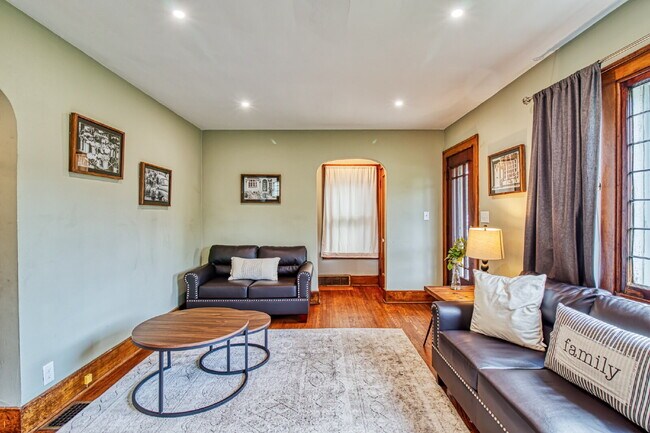 Building Photo - Furnished 4-Bedroom Single-Family Home in Kenmore