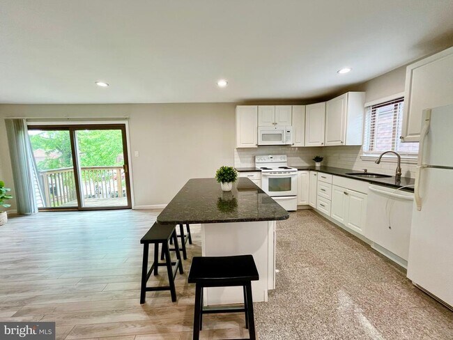 Foto del edificio - 702 Meadow Woods Ln