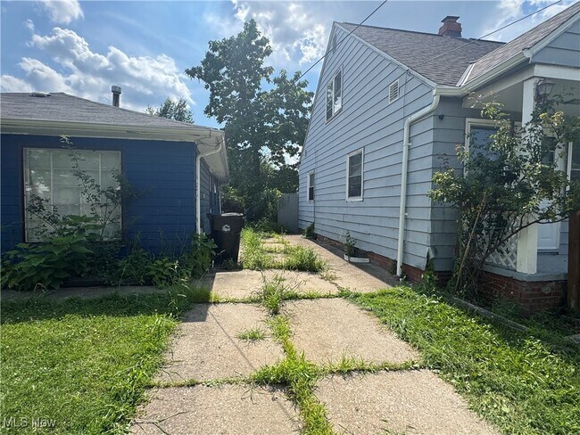 Building Photo - 930 Wayside Rd