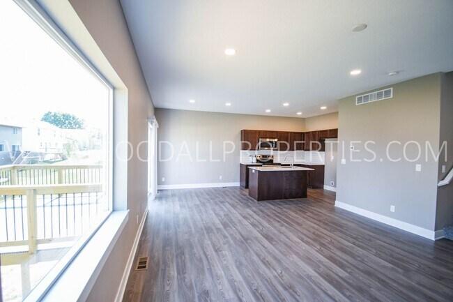 Foto del edificio - Beautiful 4 Bedroom finished walkout basem...