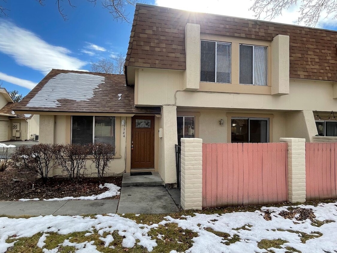 Foto principal - Cozy townhome in Carson City!