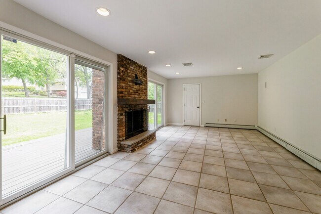 Building Photo - 90 Wells Ct