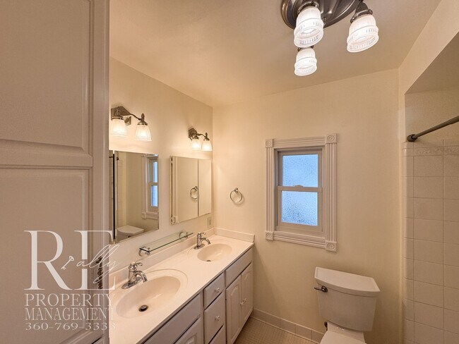 Foto del edificio - Timeless Charm Meets Space & Storage in This Character-Filled Bremeton Home