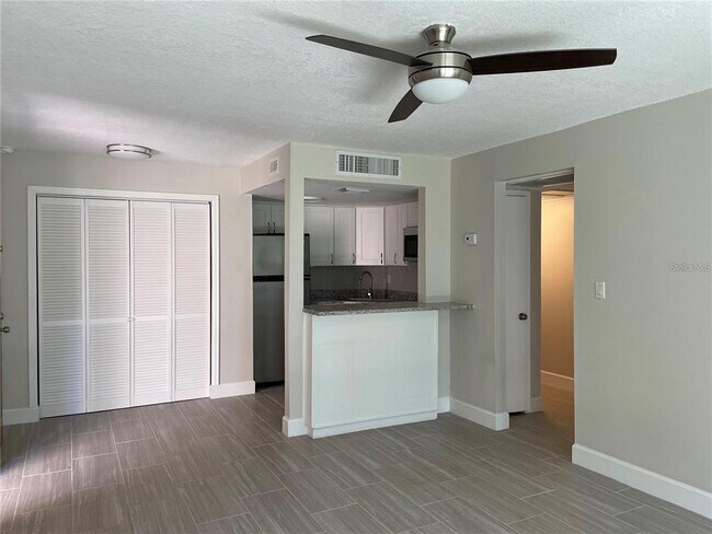 Building Photo - 586 Orange Dr