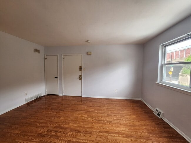 Living room - 3502 Woodhaven Rd