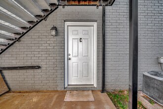 Building Photo - 306 Powers St