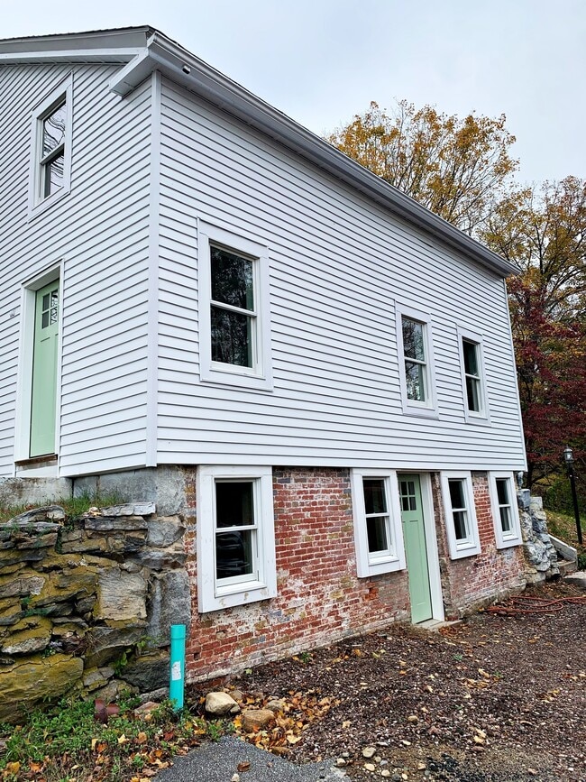 Building Photo - 10 Plains Rd